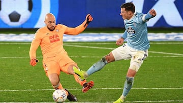 VIGO, SPAIN - JANUARY 24: Marko Dmitrovic of SD Eibar challenges for the ball with Alejandro Pozo of SD Eibar during the La Liga Santander match between RC Celta and SD Eibar at Abanca-Balaídos on January 24, 2021 in Vigo, Spain. Sporting stadiums