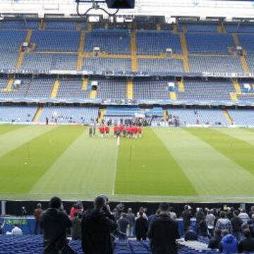 Los jugadores colchoneros se ejercitaron en la tarde de ayer sobre el césped de Stamford Bridge. Los futbolistas comprobaron el buen estado del campo y lo cerca que tendrán a la afición inglesa.