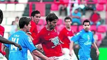 <b>NADA QUE JUGAR. </b>Nàstic y Castellón disputaron un encuentro intrascendente. El público que acudió apenas vio nada interesante.