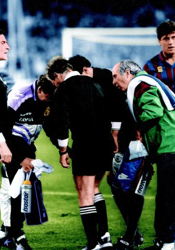 Fue el 5 de diciembre de 1990, en el partido de ida de la Supercopa de España. En el minuto 40, el búlgaro simuló una falta ante Chendo que Urizar Azpitarte no pitó. El entrenador del Barça, Johan Cruyff, saltó de inmediato del banquillo protestando. Urizar intentó tranquilizar al holandés, pero le acabó expulsando. Entonces, a Stoichkov se le fue la olla y pisó en el empeine al colegiado vizcaíno. Urizar lo expulsó y el búlgaro fue sancionado con seis meses de suspensión.