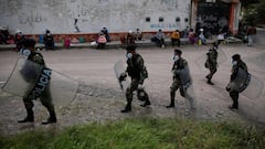 Security forces are seen with Peruvians who were stranded in Lima during an ongoing quarantine to halt the spread of the coronavirus disease (COVID-19), and are now going home to other parts of the country, in Matucana, Peru April 15, 2020. REUTERS/Sebast