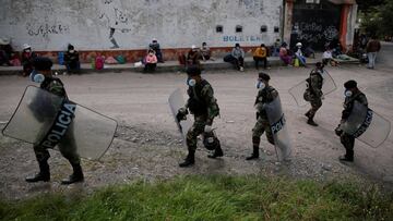 Security forces are seen with Peruvians who were stranded in Lima during an ongoing quarantine to halt the spread of the coronavirus disease (COVID-19), and are now going home to other parts of the country, in Matucana, Peru April 15, 2020. REUTERS/Sebast