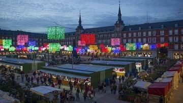 El autob¨²s que recorre las luces de Madrid. Las entradas volaron en 48 horas. Si eres uno de los afortunados que las tiene disfrutar¨¢s de un recorrido que empieza en la plaza de Col¨®n. Pasar¨¢ por las calles de Serrano, Plaza de la Independencia, Alcal¨¢, Cibeles, Gran V¨ªa, Reyes, Maestro Guerrero, San Leonardo, Plaza de Espa?a, Vel¨¢zquez, Jos¨¦ Ortega y Gasset y Goya. Dura 50 minutos.