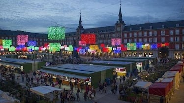 El autobús que recorre las luces de Madrid. Las entradas volaron en 48 horas. Si eres uno de los afortunados que las tiene disfrutarás de un recorrido que empieza en la plaza de Colón. Pasará por las calles de Serrano, Plaza de la Independencia, Alcalá, Cibeles, Gran Vía, Reyes, Maestro Guerrero, San Leonardo, Plaza de España, Velázquez, José Ortega y Gasset y Goya. Dura 50 minutos. 
