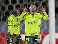 Palmeiras' midfielder Raphael Veiga (R) celebrates after scoring during the Copa Libertadores group stage second leg football match between Uruguay's Liverpool and Brazil's Palmeiras, at the Centenario stadium in Montevideo, on May 9, 2024. (Photo by Eitan ABRAMOVICH / AFP)