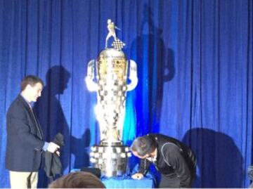 El piloto bogotano celebra su segunda distinción dentro del Trofeo Borg-Warner durante un evento en el museo del Indianapolis Motor Speedway.