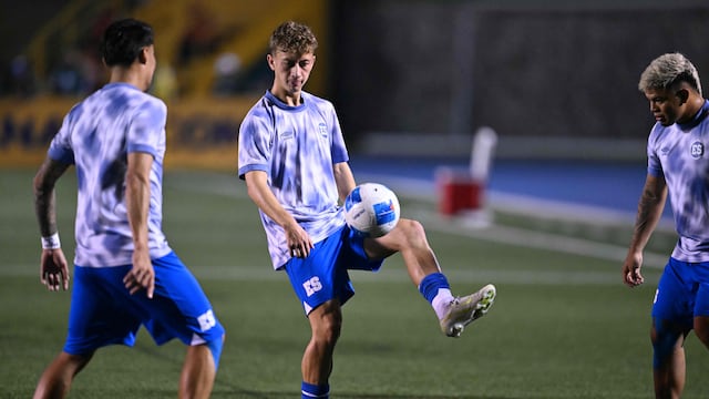 El Salvador's forward #11 Nathan Ordaz warms up with teammates ahead of the 2026 FIFA World Cup Concacaf qualifier football match between Guatemala and El Salvador at the Cementos Progreso stadium in Guatemala city on September 4, 2025. (Photo by Johan ORD��EZ / AFP)