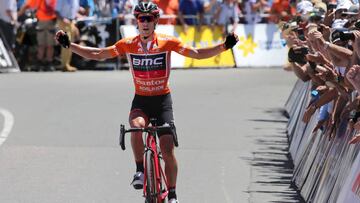 Richie Porte celebra su victoria en la cima de Willunga Hill en el Tour Down Under 2017.