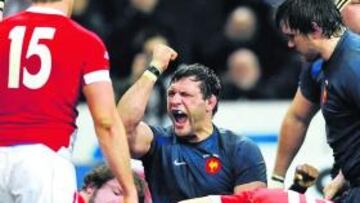 <b>EL CAPITÁN TRIUNFANTE. </b>Nallet celebra el ensayo que dio el triunfo a Francia ante Gales.