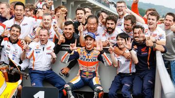 Márquez y Pedrosa se divierten en el vídeo del Box Repsol.