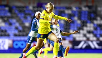 Sarah Luebbert (L) of America fights for the ball with Andrea Pereira (R) of Pachuca during the 6th round match between Pachuca and America as part of the Torneo Clausura 2025 Liga MX Femenil at Hidalgo Stadium on February 03, 2025 in Pachuca, Hidalgo, Mexico.