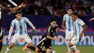 Soccer Football - FIFA Under 20 World Cup - Quarter Final - Mexico v Argentina - Estadio Nacional Julio Martinez Pradanos, Santiago, Chile - October 11, 2025 Mexico's Gilberto Mora in action with Argentina's Milton Delgado and Tomas Perez REUTERS/Pablo Sanhueza