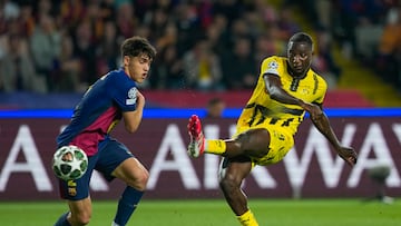 BARCELONA, 09/04/2025.- El delantero del Dortmund Serhou Guirassy (d) chuta ante Pau Cubars¨ª, del Barcelona, durante el partido de ida de cuartos de final de la Liga de Campeones que FC Barcelona y Borussia Dortmund disputan este mi¨¦rcoles en el Estadio Ol¨ªmpico Lluis Companys. EFE/Alejadro Garc¨ªa