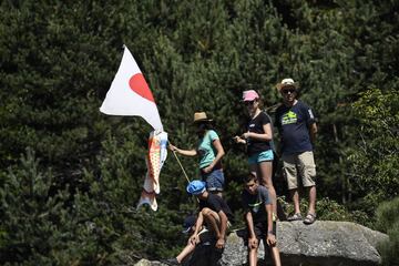 Un aficionado presente durante la décimo quinta etapa del Tour de Francia de 2017 sostiene una bandera de Japón. 