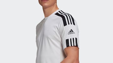 Camiseta Adidas de fútbol.