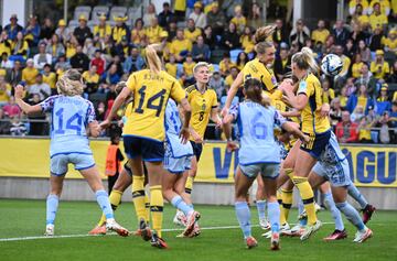 La defensora sueca Magdalena Eriksson remató de cabeza un saque de esquina botado por Kosovare Asllani y estrenó el luminoso del Estadio Gamla Ullevi de Gotemburgo.