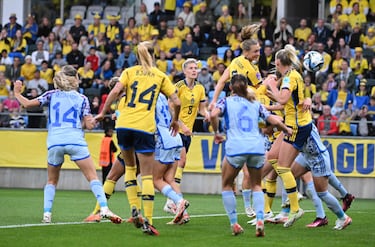 La defensora sueca Magdalena Eriksson remató de cabeza un saque de esquina botado por Kosovare Asllani y estrenó el luminoso del Estadio Gamla Ullevi de Gotemburgo.