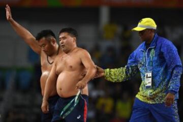 El desnudo como protesta de los entrenadores de Mongolia