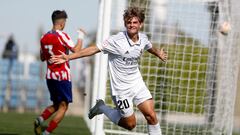 Nico Paz celebra un gol al Atlético con el Juvenil A esta temporada.