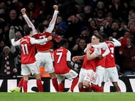 Soccer Football - Premier League - Arsenal v Everton - Emirates Stadium, London, Britain - March 14, 2026 Arsenal's Viktor Gyokeres celebrates scoring their first goal with teammates REUTERS/Jaimi Joy EDITORIAL USE ONLY. NO USE WITH UNAUTHORIZED AUDIO, VIDEO, DATA, FIXTURE LISTS, CLUB/LEAGUE LOGOS OR 'LIVE' SERVICES. ONLINE IN-MATCH USE LIMITED TO 120 IMAGES, NO VIDEO EMULATION. NO USE IN BETTING, GAMES OR SINGLE CLUB/LEAGUE/PLAYER PUBLICATIONS. PLEASE CONTACT YOUR ACCOUNT REPRESENTATIVE FOR FURTHER DETAILS..