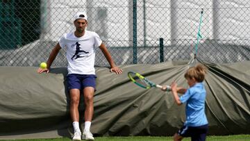 El tenista serbio Novak Djokovic observa a su Stefan durante un entrenamiento en Wimbledon.