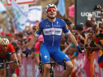 Italy&#039;s rider of team Quick-Step Elia Viviani (R) celebrates as he crosses the finish line to win the 2nd stage of the 101st Giro d&#039;Italia, Tour of Italy, on May 5, 2018, 167 kilometers between Haifa and Tel Aviv. / AFP PHOTO / Luk Benies