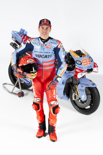 Marc Márquez posa con su Ducati Desmosedici GP23.