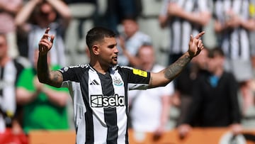 Soccer Football - Premier League - Newcastle United v Chelsea - St James' Park, Newcastle, Britain - May 11, 2025 Newcastle United's Bruno Guimaraes celebrates after the match Action Images via Reuters/Lee Smith EDITORIAL USE ONLY. NO USE WITH UNAUTHORIZED AUDIO, VIDEO, DATA, FIXTURE LISTS, CLUB/LEAGUE LOGOS OR 'LIVE' SERVICES. ONLINE IN-MATCH USE LIMITED TO 120 IMAGES, NO VIDEO EMULATION. NO USE IN BETTING, GAMES OR SINGLE CLUB/LEAGUE/PLAYER PUBLICATIONS. PLEASE CONTACT YOUR ACCOUNT REPRESENTATIVE FOR FURTHER DETAILS..