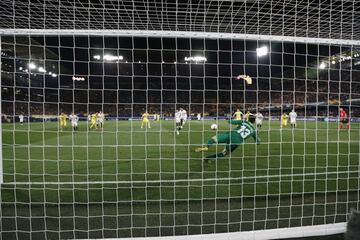0-1. Gon?alo Guedes marc¨® el primer gol tras despejar el portero Andr¨¦s Fern¨¢ndez el penalti lanzado por Dani Parejo.