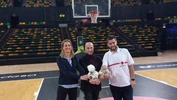 Isabel Iturbe, vicepresidenta de Bilbao Basket; Iñigo Jalón, director general de Beotibar; y Víctor Gutiérrez (Presidente de Cruz Roja Bizkaia)