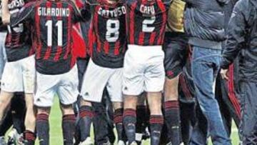 <b>UNA PIÑA EN ROJO Y NEGRO</b>. La alegría fue total cuando el árbitro pitó el final del partido. Entonces, los jugadores se dirigieron al centro del campo para saludar a sus aficionados, haciéndoles reverencias por su apoyo incondicional. Gattuso, cabecilla en el campo, también fue uno de los líderes de la piña rossonera al final del encuentro. Atenas espera al Milán.