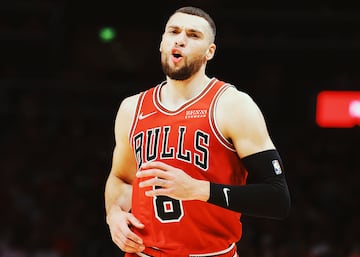 ?nico jugador de la lista que sigue en activo. Antes de defender la camiseta de los Bulls estuvo en Minnesota Timberwolves. Lleg¨® a los Bulls a cambio de Jimmy Butler y los derechos de Justin Patton. Aunque a¨²n le queda mucha carrera por delante (28 a?os) el Alero/Escolta ha sido 2 veces elegido para el All-Star de la NBA (2021, 2022) y 1 vez Segundo Equipo de Novatos de la NBA (2015).