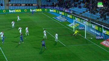 Imagen del &quot;gol fantasma&quot; que reclam&oacute; el Getafe tras un remate en el que le resbal&oacute; el bal&oacute;n a Juan Carlos