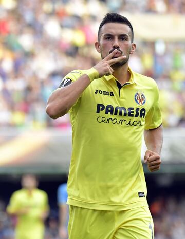 1-0. Nicola Sansone celebró el primer gol.