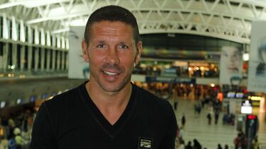 Simeone, en el aepuerto de Exeiza el 26 de mayo de 2011, antes de partir para Madrid para ser presentado como entrenador del Atlético