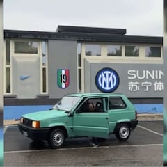 Las redes arden: el extravagante coche en el que se presentó Vidal al entrenamiento