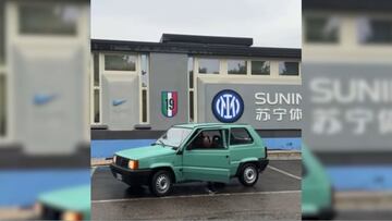 Las redes arden: el extravagante coche en el que se present車 Vidal al entrenamiento