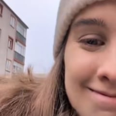 Va caminando por una calle y lo que ve en la ventana de una casa deja en evidencia una guerra entre vecinos de las grandes