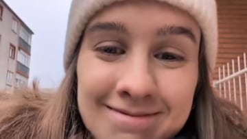 Va caminando por una calle y lo que ve en la ventana de una casa deja en evidencia una guerra entre vecinos de las grandes