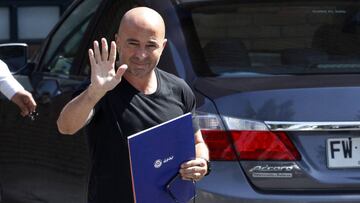 Santiago 19 Enero 2016.
El ex entrenador de Chile Jorge Sampaoli se despide del presidente de la ANFP Arturo Salah.
Ramon Monroy/Photosport