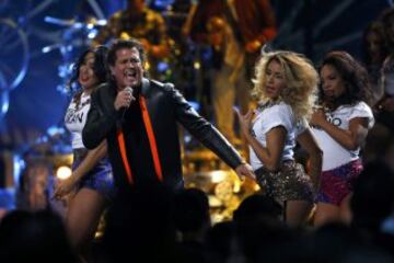 Carlos Vives recibió dos premios Latin Grammy por la canción 'La Bicicleta', que interpreta con Shakira. La ceremonia fue en la noche del jueves en el T-Mobile Arena de Las Vegas, allí el cantante samario homenajeó a los ciclistas colombianos.