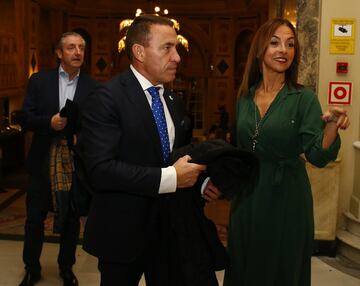 El Chiringuito estuvo muy bien representado durante la Gala de As. En la foto aparecen Josep Pedrerol, Paco Buyo y Carme Barceló, instantes antes de acceder a la cena en el Hotel Palace.