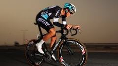 Terpstra vence en la tormenta de arena y viento de 70 km/h