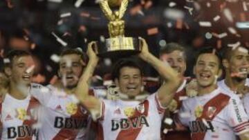 Los jugadores de River con el trofeo.