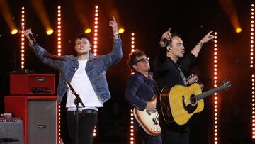 ¡Se acabó el misterio!: Kidd Voodoo se subió al escenario de Viña del Mar para cantar uno de los clásicos de Los Bunkers