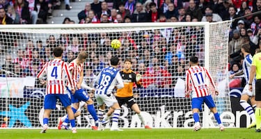 Saque de banda de Giuliano, prolonga Giménez de cabeza y Sorloth finaliza de primeras antes de que bote en el césped el balón