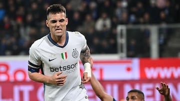 Inter Milan's Argentine forward #10 Lautaro Martinez (L) celebrates scoring his team's second goal during the Italian Serie A football match between Atalanta and Inter Milan at the Stadio Atleti Azzurri d'Italia in Bergamo on March 16, 2025. (Photo by Isabella BONOTTO / AFP)