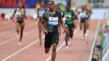 Caster Semenya compite durante la prueba femenina de 800 metros en la IAAF Diamond League de Doha.