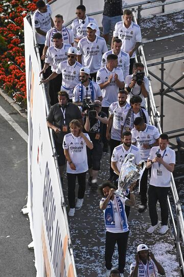 Los jugadores del Real Madrid a su llegada en autobús a la Plaza de Cibeles.