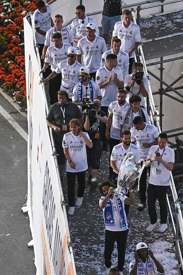 Los jugadores del Real Madrid a su llegada en autobús a la Plaza de Cibeles.